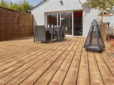 Lame de terrasse en bois : lame en pin, frêne 